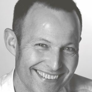 Peter Harvey, diseñador del sofá Mon Coeur y del sillón Nautile
