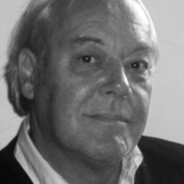 Retrato de Davide Mercatali, arquitecto y diseñador milanés vinculado a Barcelona por Mas/Barcelona