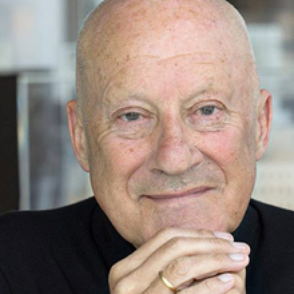 Norman Foster, arquitecto del sistema de mesas Nomos y de Cosmos para Tecno
