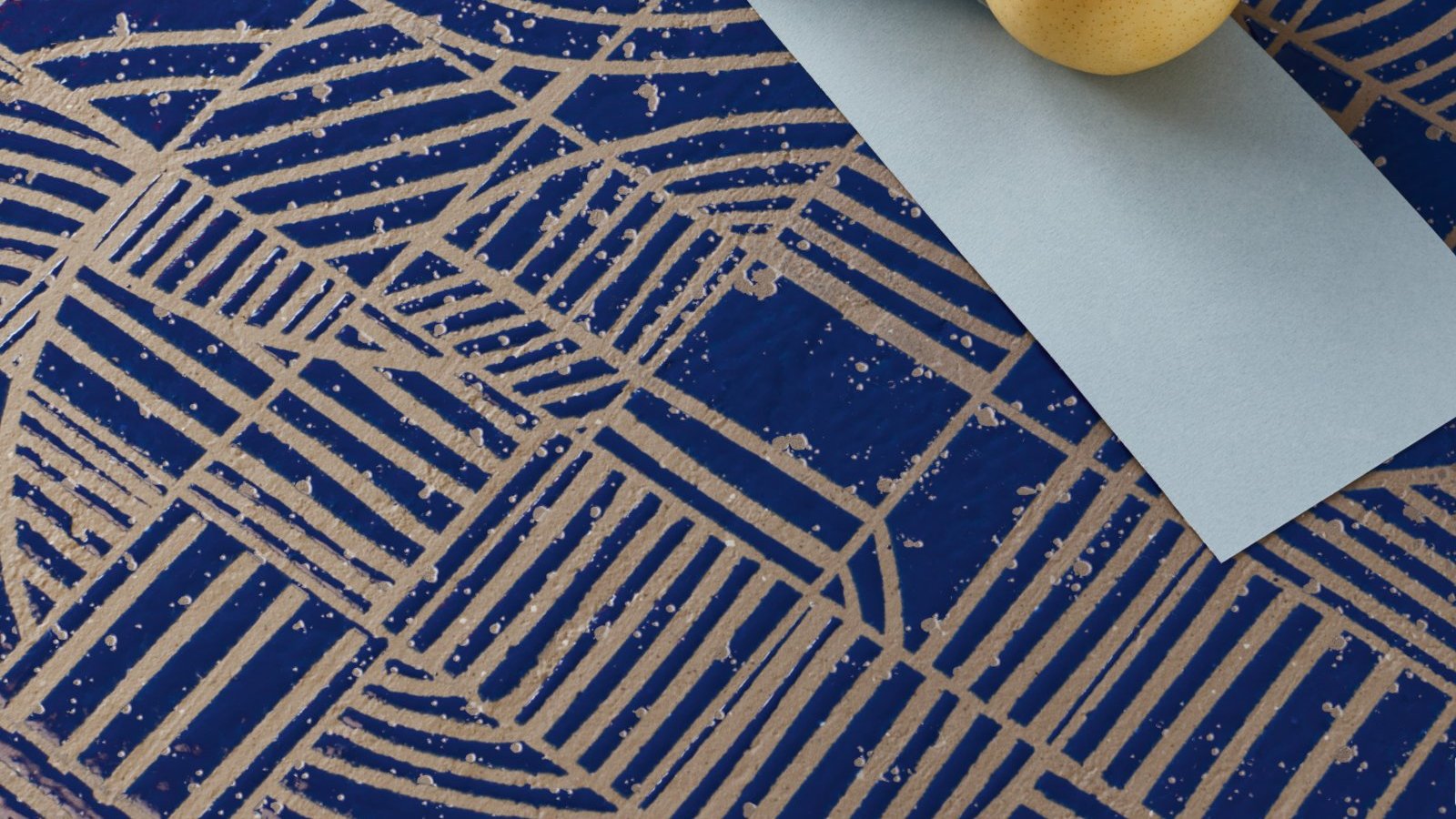 Detalle del relieve brillante de Mater