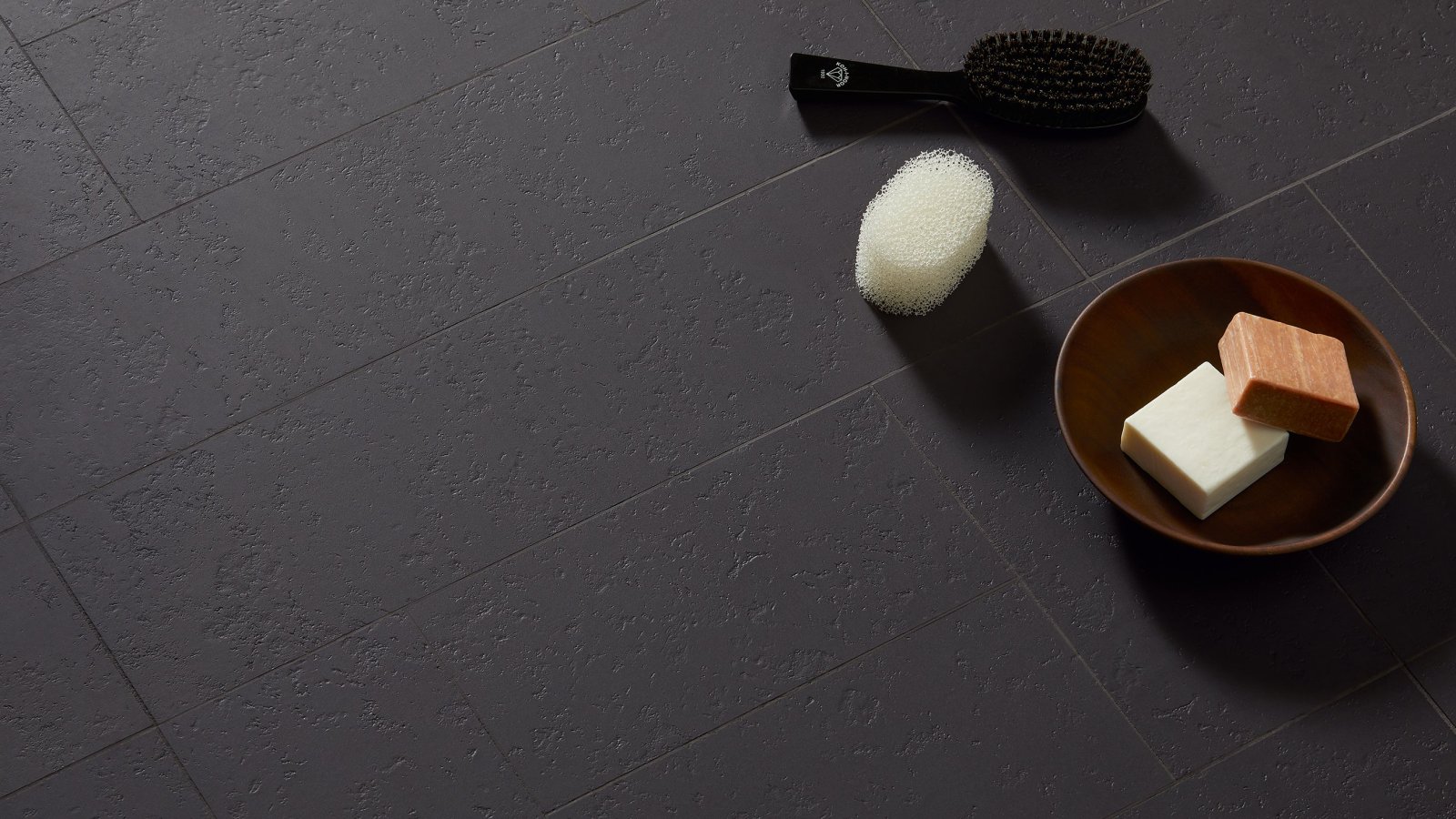 Superficie de gres extrudido Kosei de Mutina