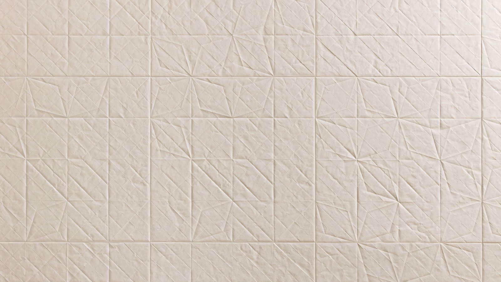 Superficie de gres Folded de Mutina con relieve de papel plegado