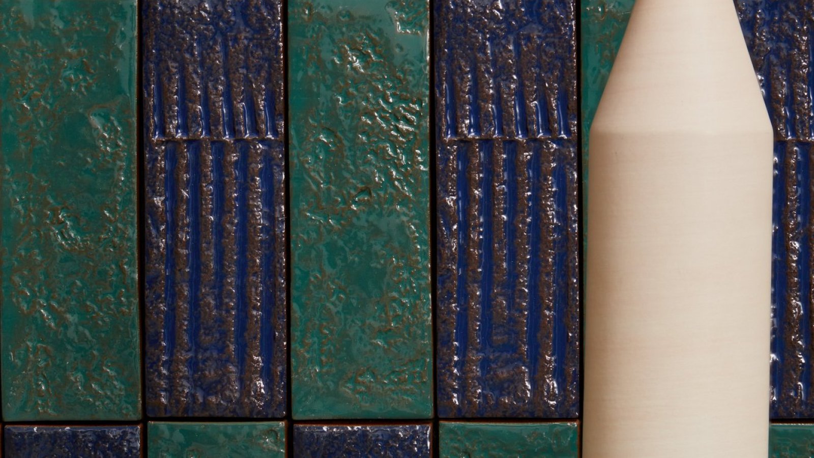 Pared de ladrillos esmaltados Chamotte de Mutina en colores brillantes