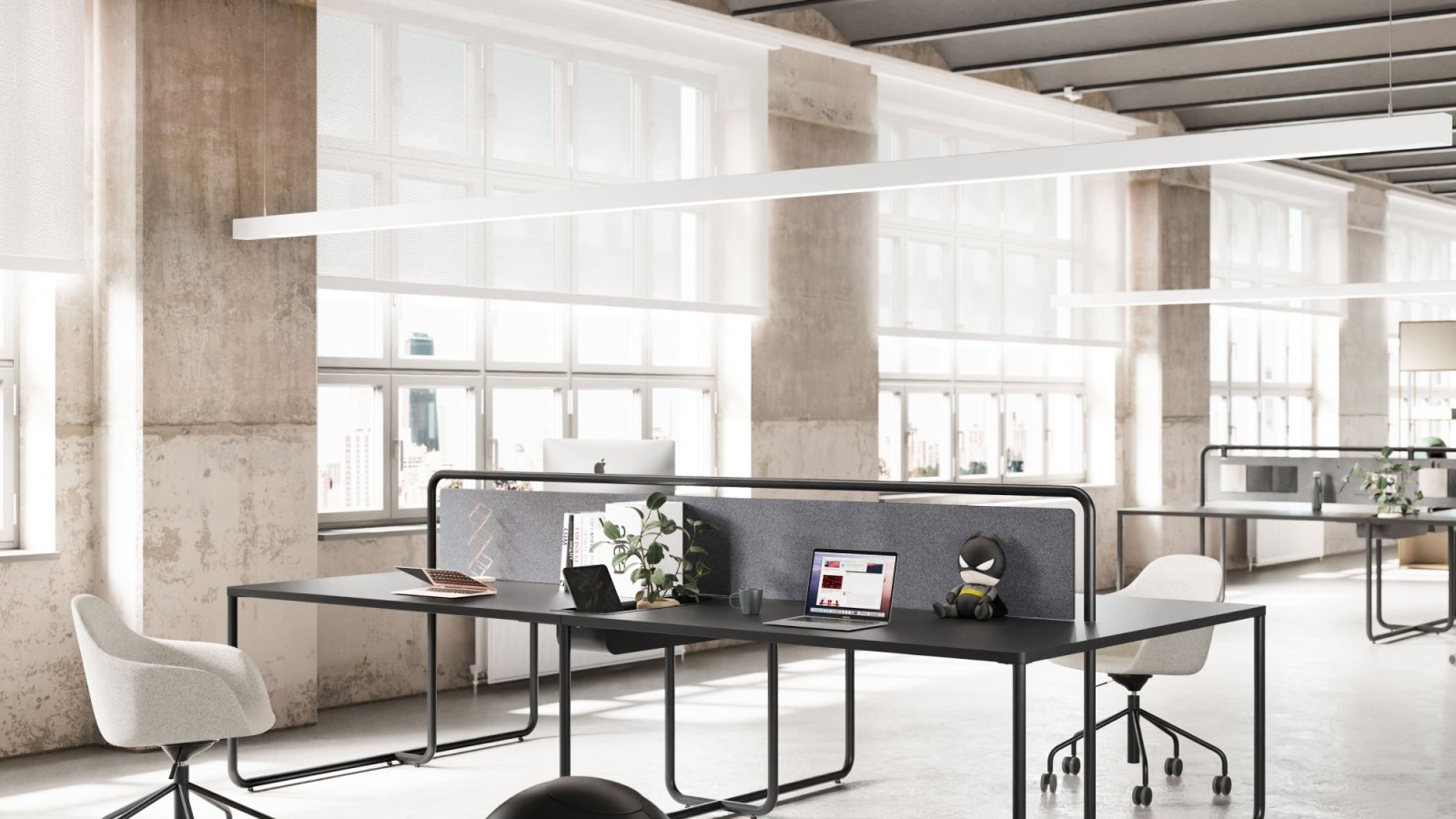 Escritorios operativos Itube en un coworking luminoso