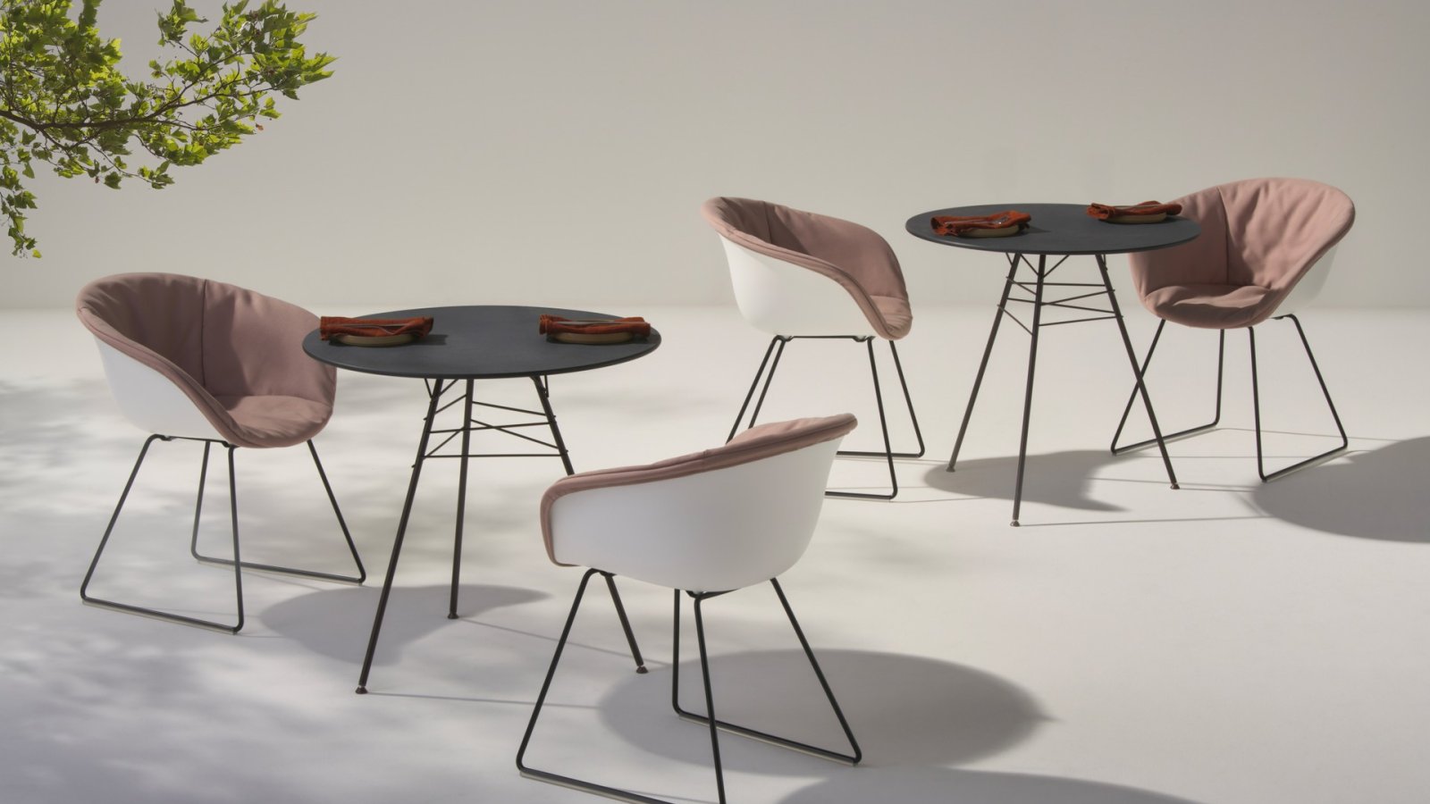 Silla de diseño Leaf de Arper con estructura de nervaduras de hoja en un lounge