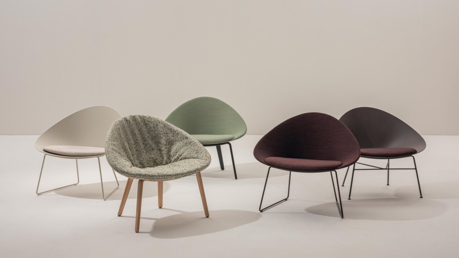 Sillón de visita Adell de Arper en una sala de espera