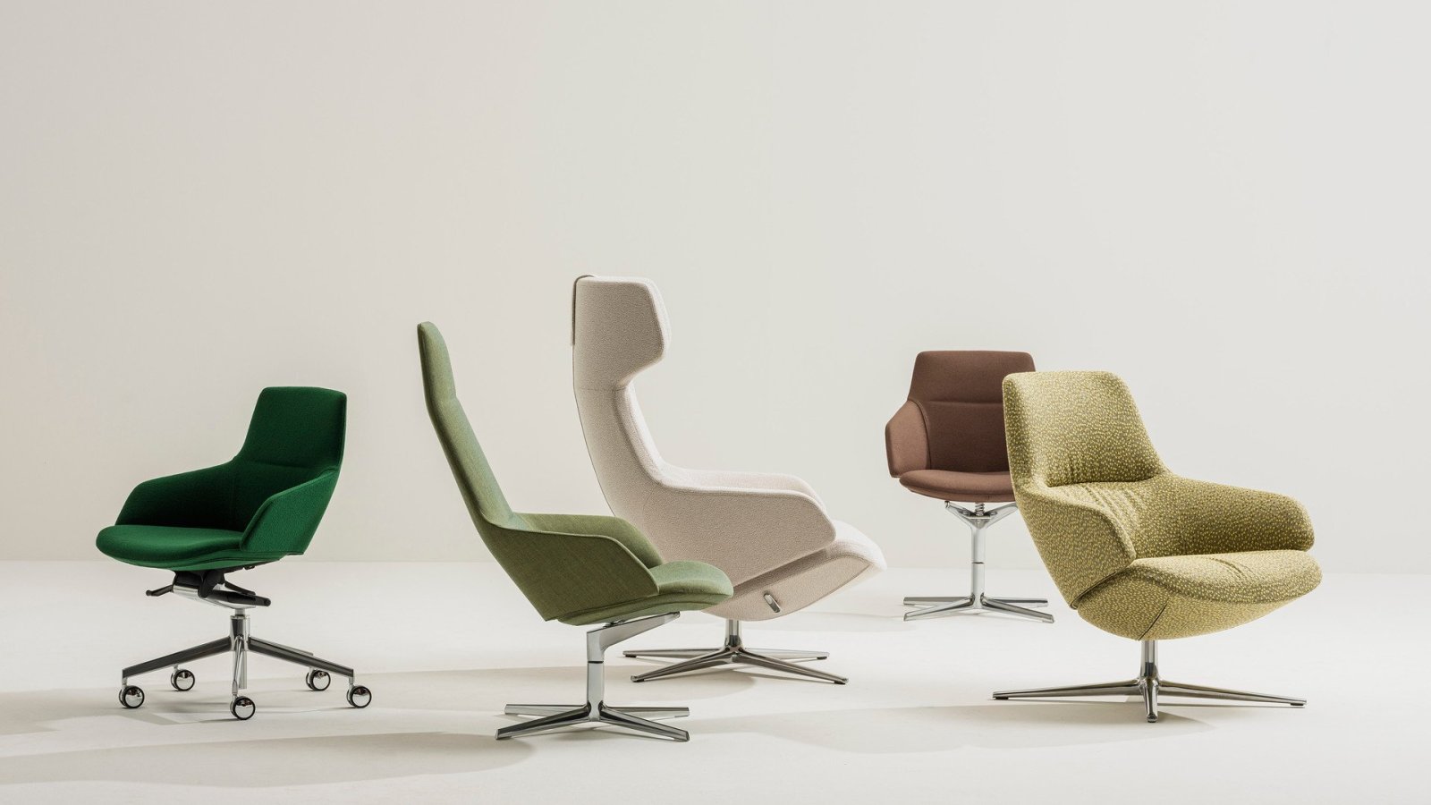 Sillón lounge Aston Club de Arper en una oficina