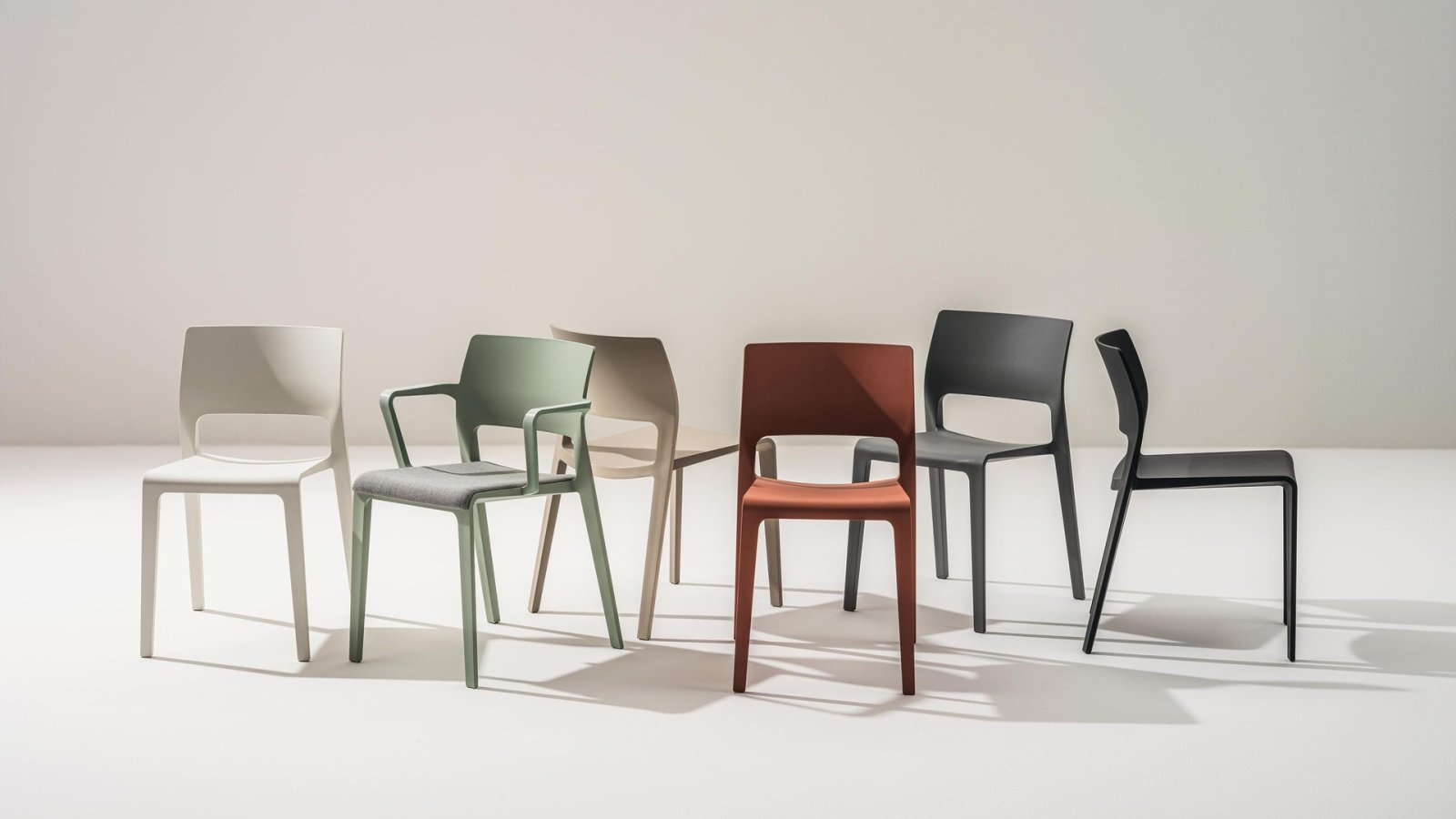 Silla Juno 02 de Arper en polipropileno verde salvia