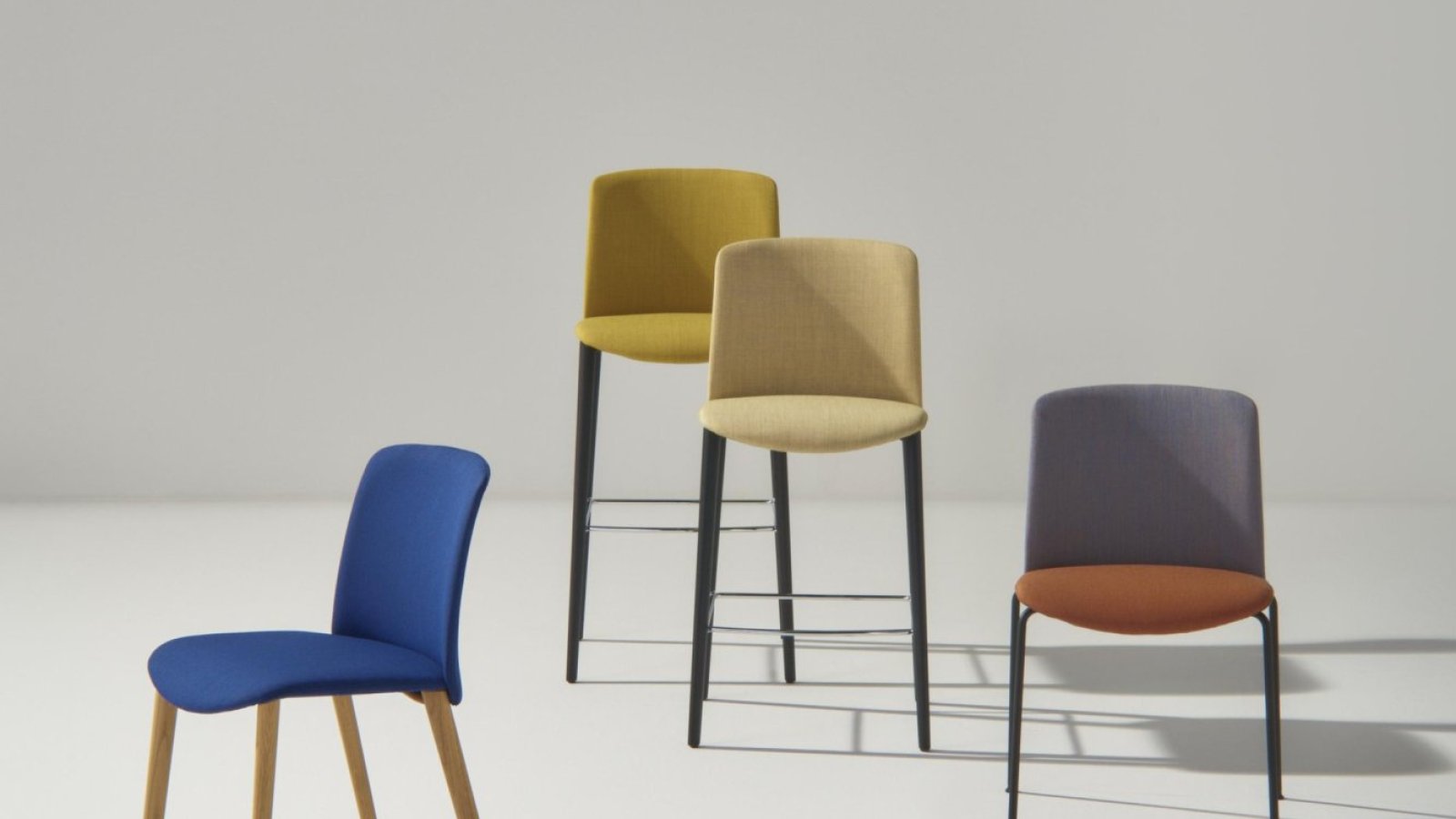 Silla de diseño Mixu de Arper con materiales distintos en asiento y respaldo en un comedor