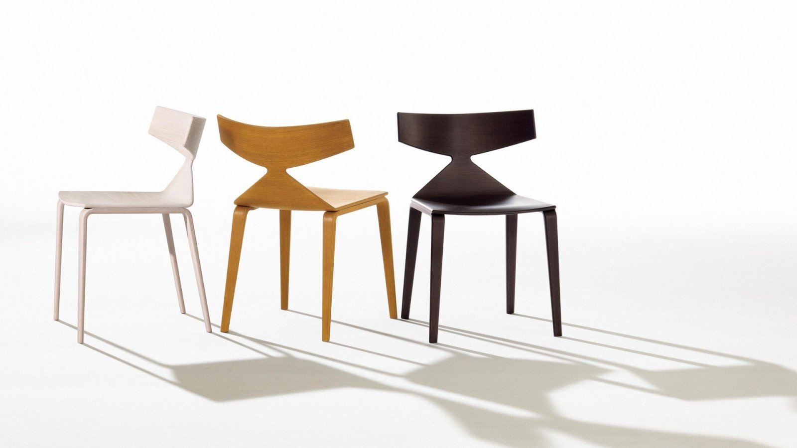 Silla de diseño Saya de Arper con carcasa de roble en un comedor