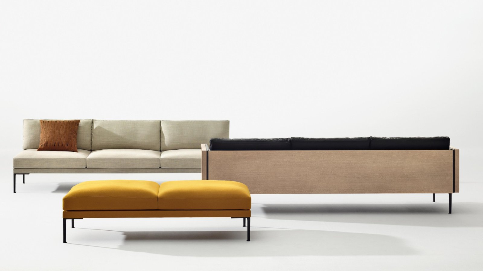 Sofá modular Steeve de Arper en una zona lounge