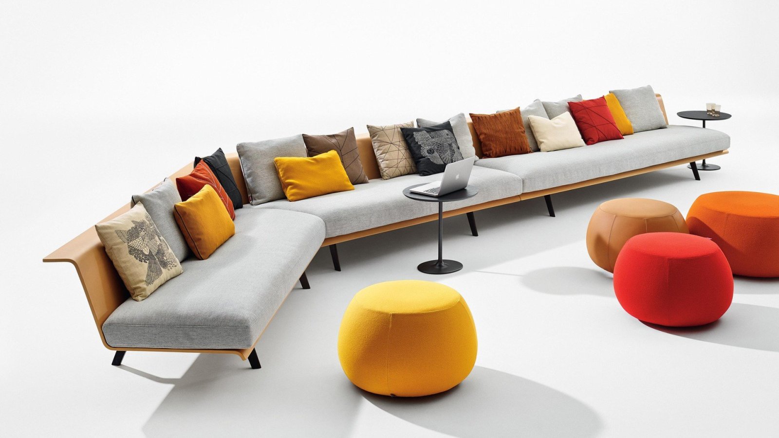 Sistema modular Zinta de Arper con carcasa de madera en recepción