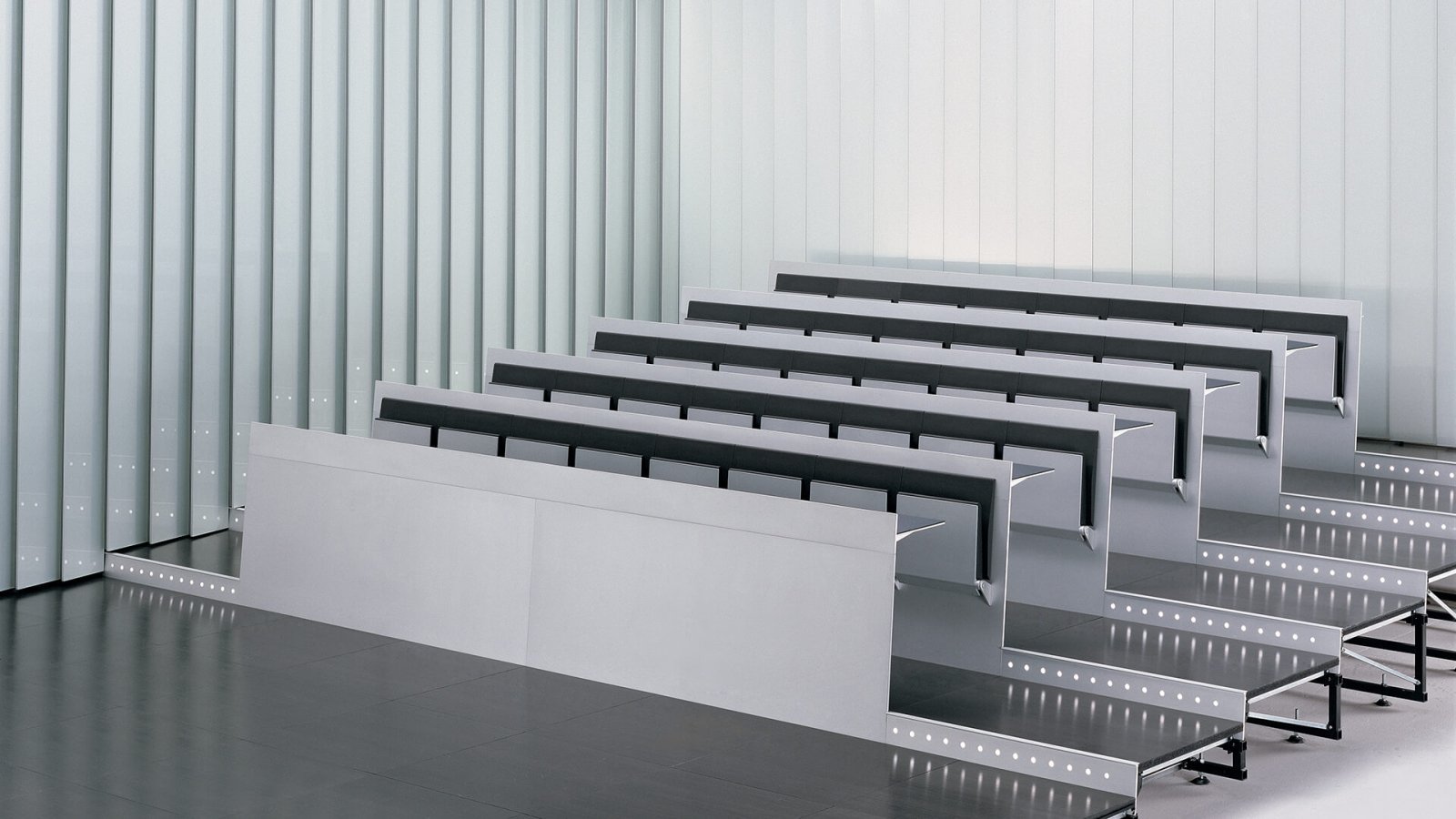 Graderío con pupitres Blade System de Lamm en un aula universitaria