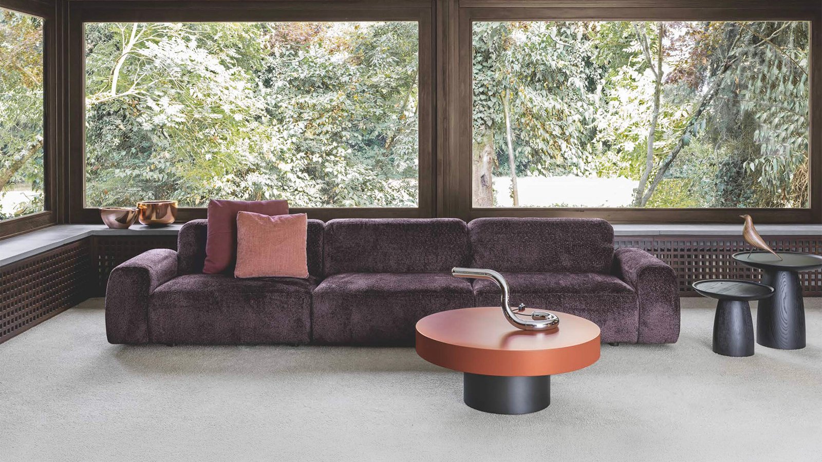Sofá Cloud de Flexteam de 375 cm con tapicería clara en un salón
