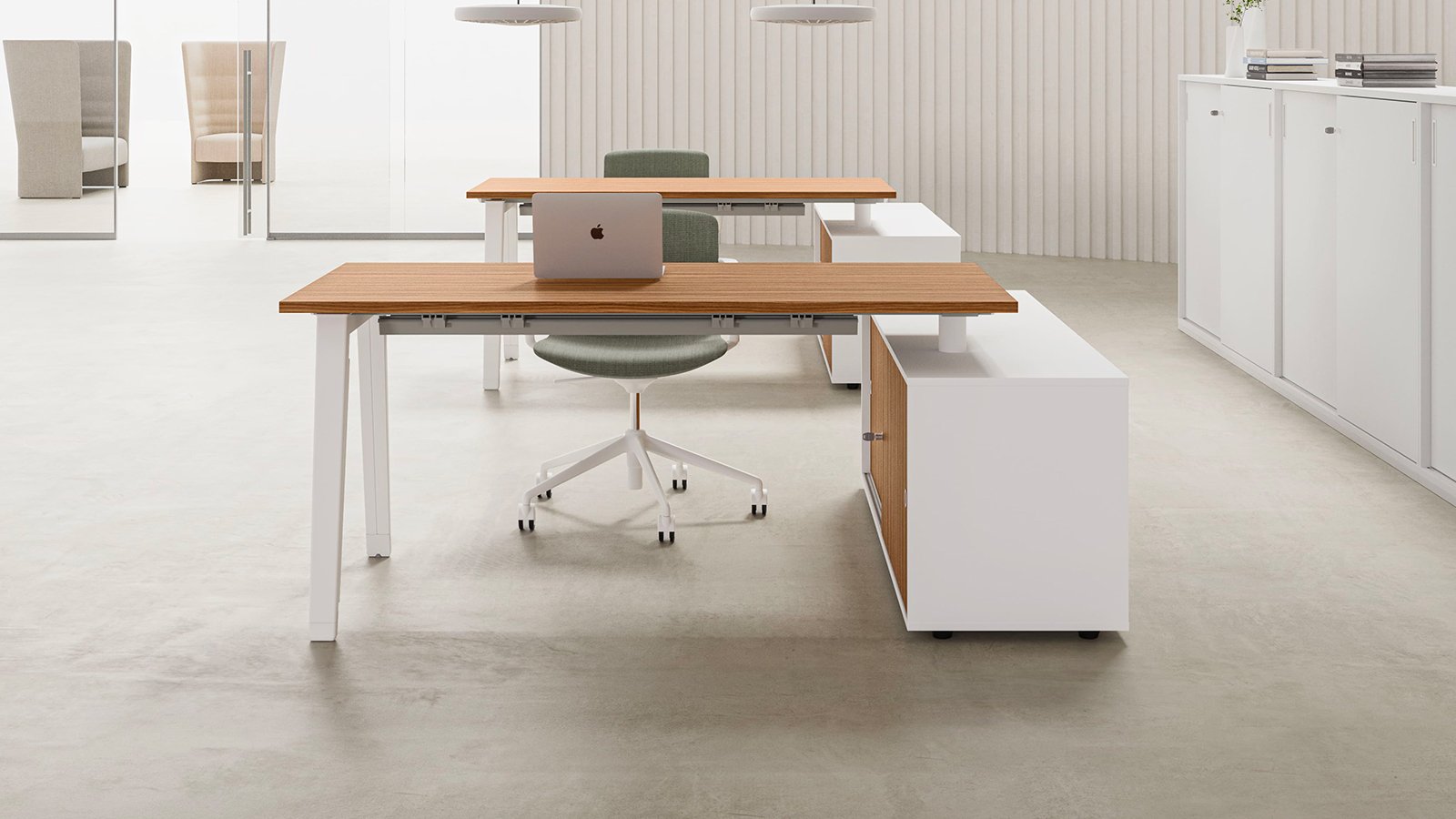 Escritorio operativo E-Place de DVO Office sobre caballete blanco