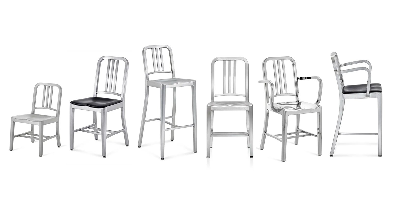 Sillas de diseño Navy 1006 de Emeco en aluminio cepillado en la terraza de un restaurante