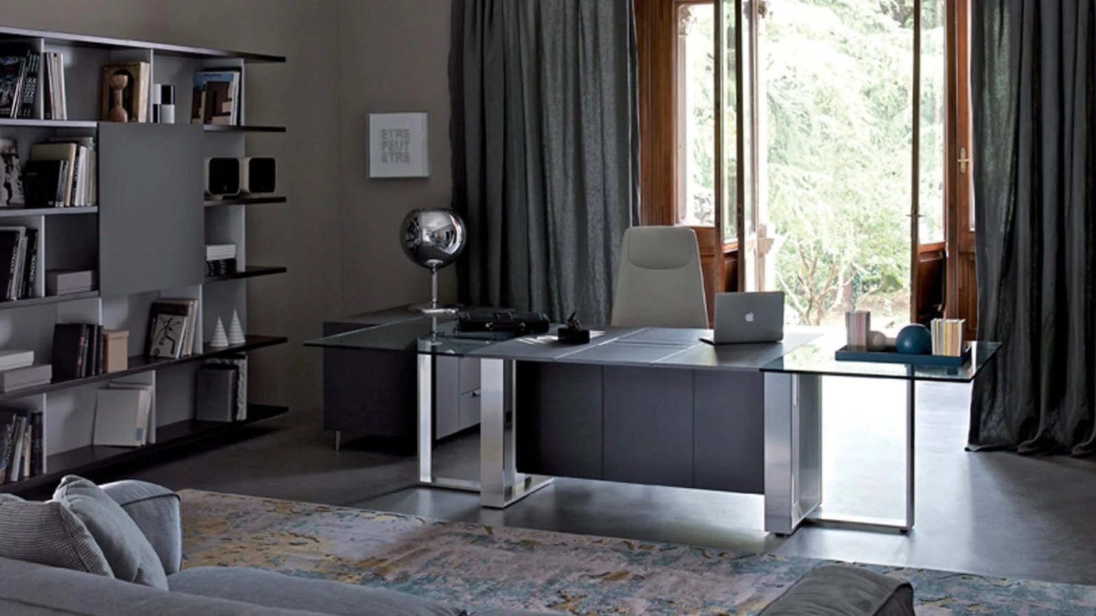Escritorio de diseño Altagamma de Estel en chapa con top access y patas de aluminio en marco