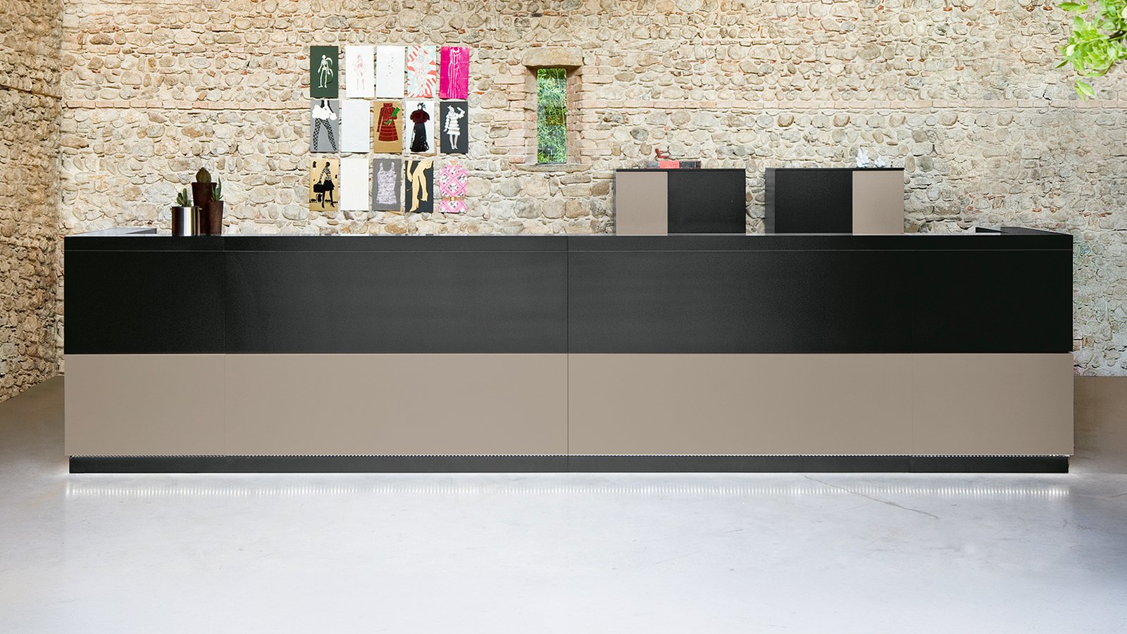 Mostrador de recepción Vogue de Frezza con remate lacado y paneles de melamina