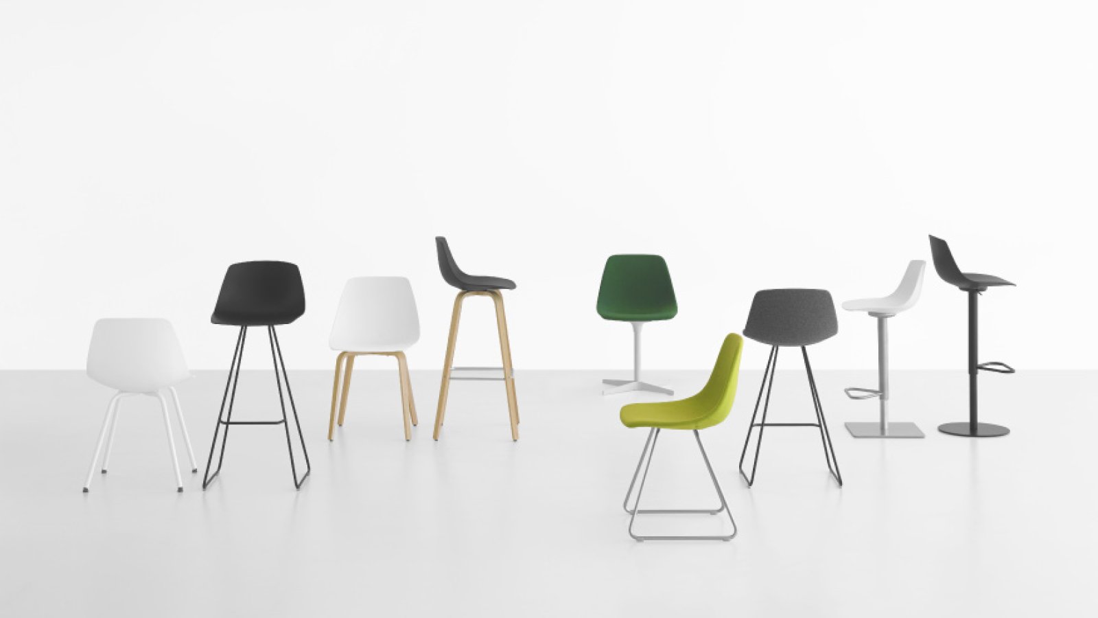 Taburete de diseño Miunn de Lapalma con asiento de madera curvada