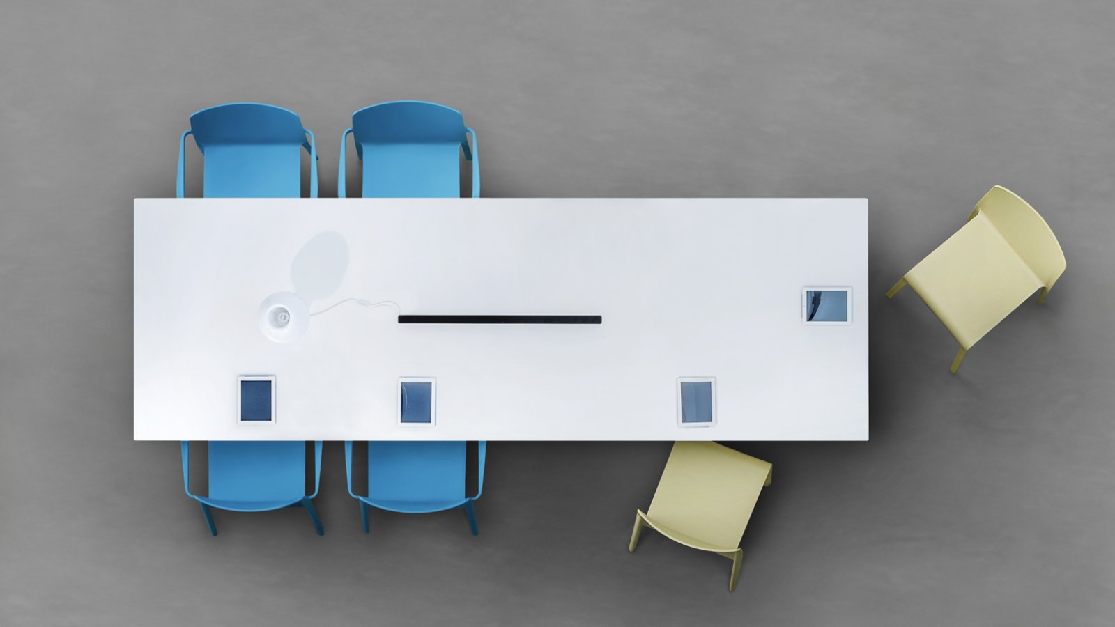 Mesa de reuniones Arki-Table de Pedrali con patas de caballete de acero y sobre de estratificado