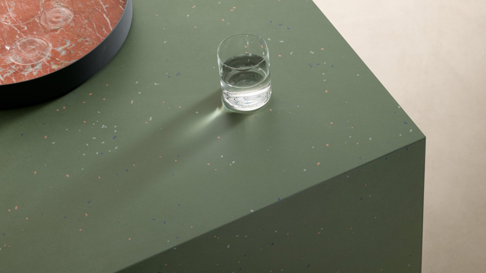 Superficie Primavera de Mutina con lascas cerámicas de colores