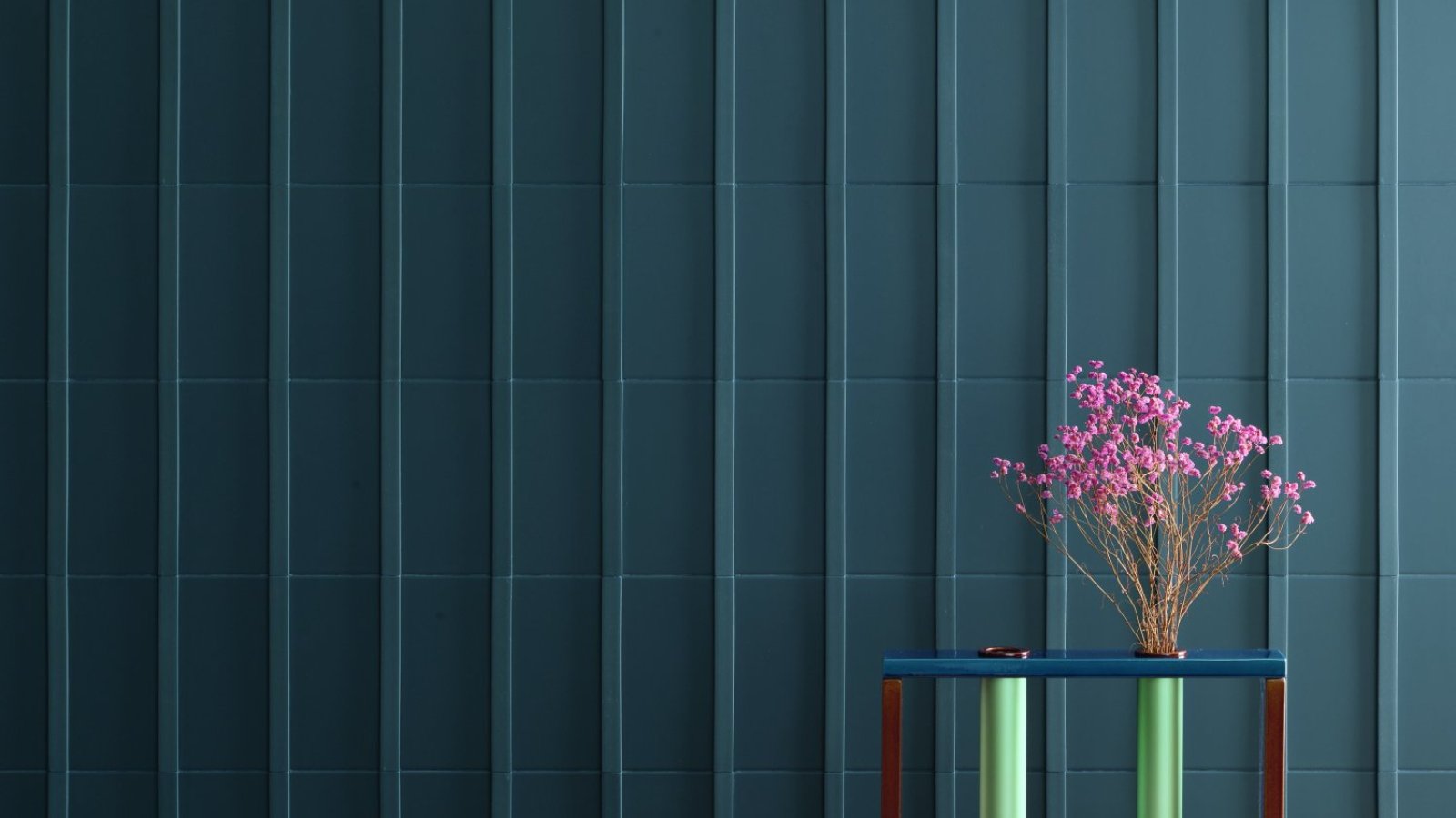 Pared revestida con Motivo de Mutina con listones verticales en relieve