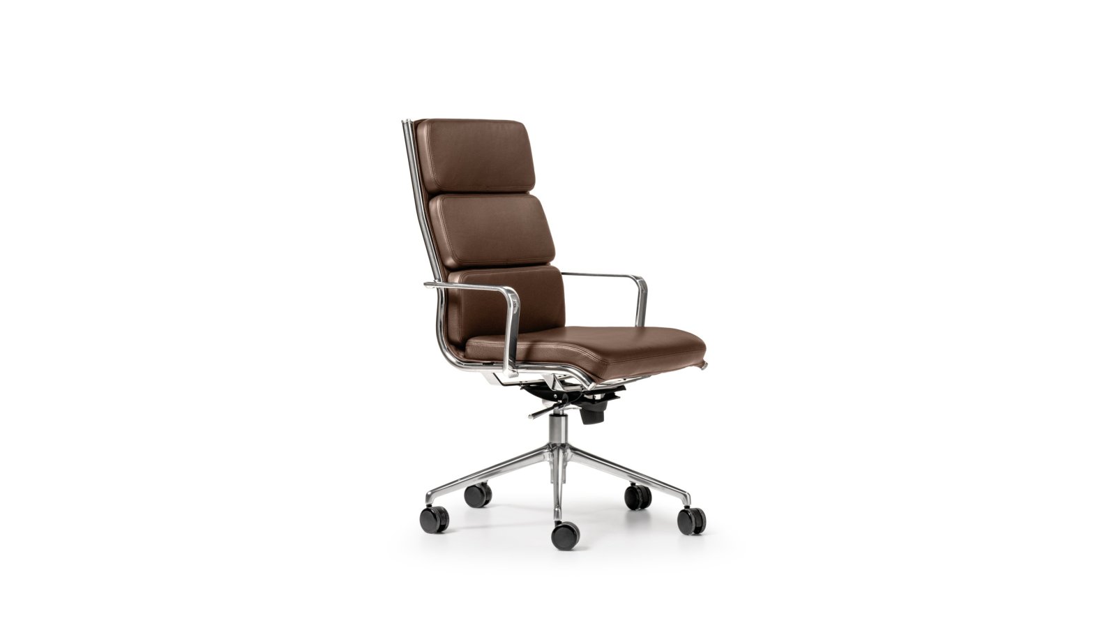 Sillón de dirección The Season Comfort de Quinti en piel negra con respaldo alto sobre base Leggera