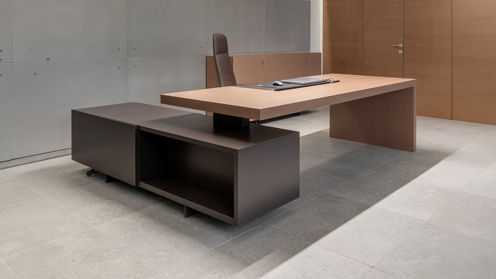 Escritorio ejecutivo Asymmetrical de Tecno en unas oficinas como las del pie de foto de Axa