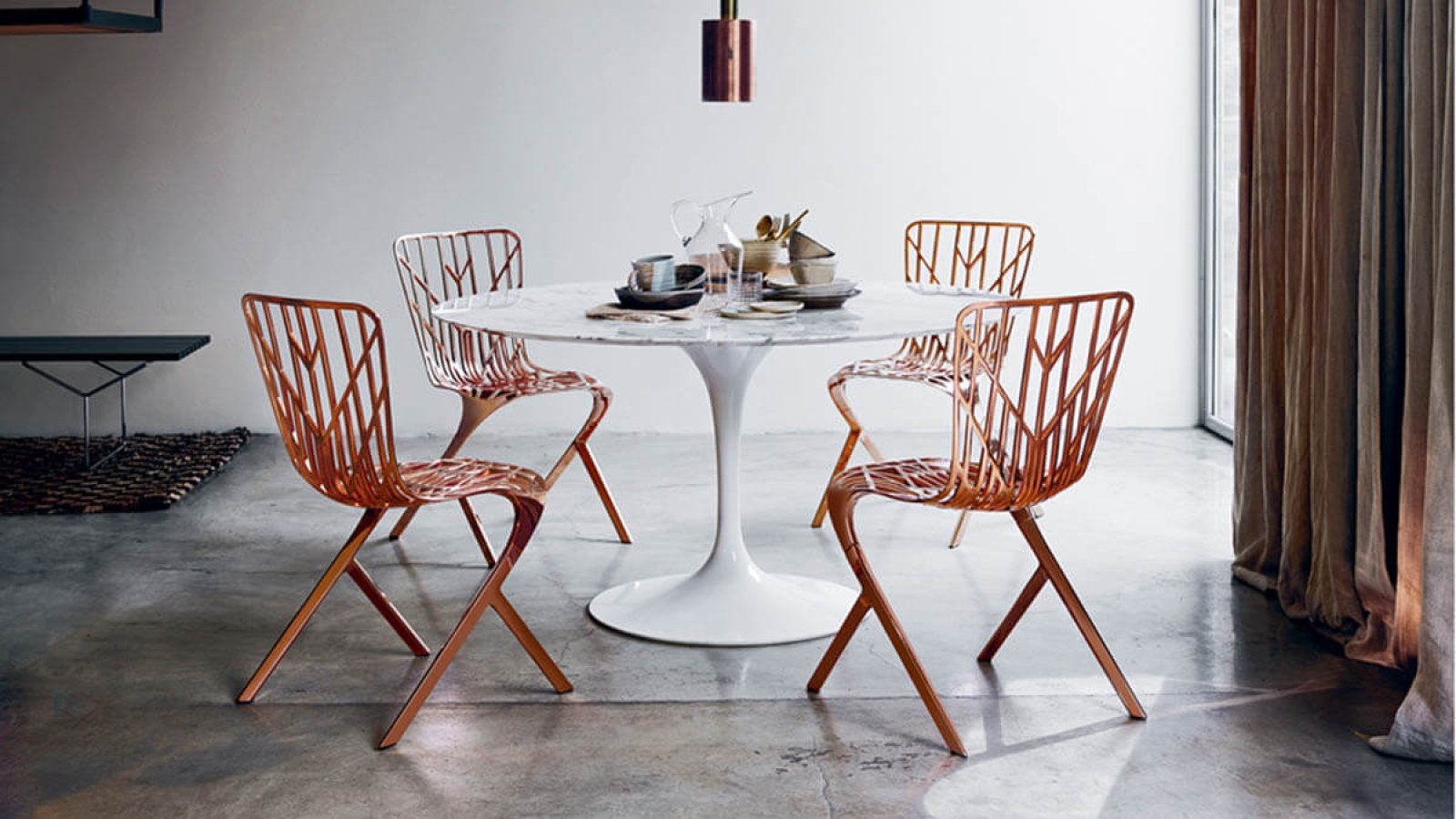 Mesa de reuniones oval Saarinen de Knoll con sobre de mármol en una sala de juntas
