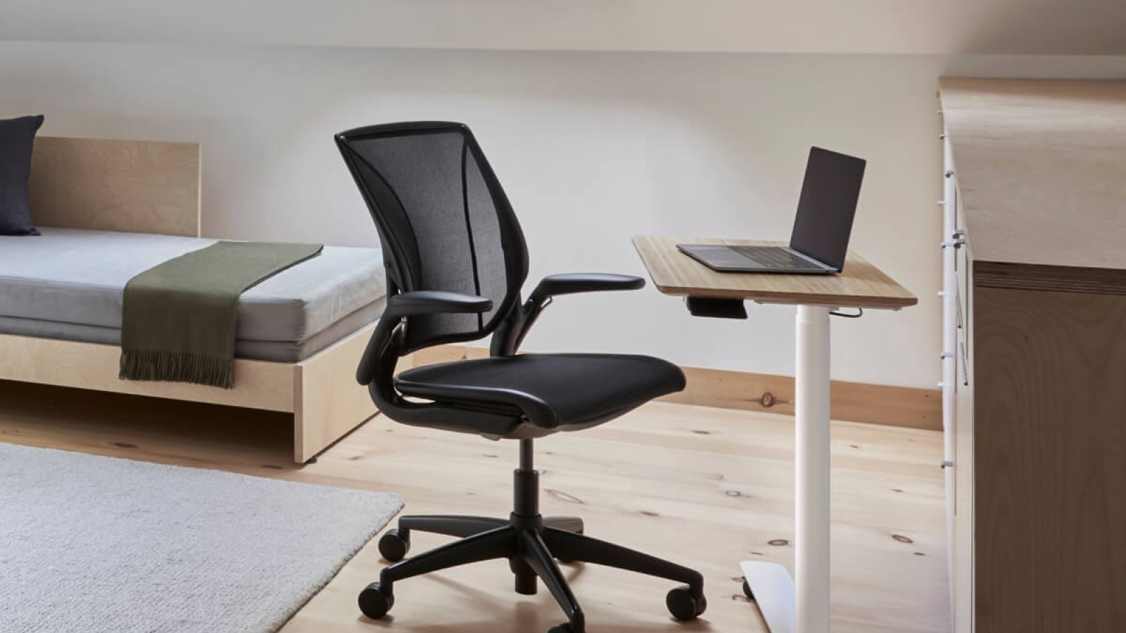 Silla operativa ergonómica World LM de Humanscale con asiento tapizado en Lotus