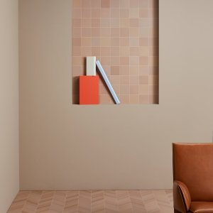 Chevrones Mews color Lead con luz rasante