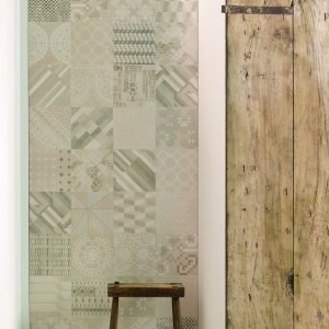 Pared patchwork en gres Azulej Grigio combination de Mutina