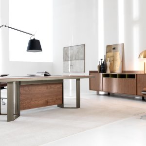 Escritorio de dirección Lloyd de IVM en nogal Canaletto sobre patas de aluminio en anillo