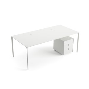 Mesa de reuniones Nuur de Arper con sobre Fenix blanco en una sala de consejo
