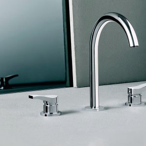 Teleducha FIT de la serie AL/23 con su flexo en la pared de la ducha