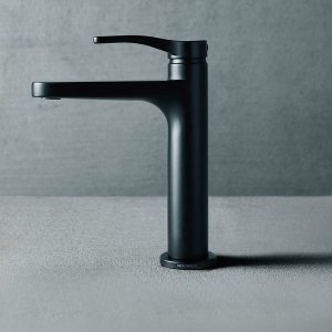 Grifería de diseño AL/23 de Fantini en negro mate sobre un lavabo blanco