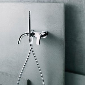 Versión alta del monomando AL/23 junto a un lavabo sobre encimera