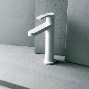 Monomando de lavabo AL/23 de Fantini en cromo ante una losa de hormigón gris
