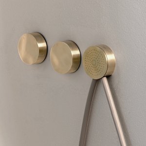 Canto en acero inoxidable satinado del grifo Allure