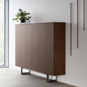Tablero Fenix blanco sobre una mesa Ellan con hierro pintado en blanco