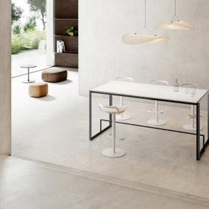 Mesa alta Ellan con tablero Fenix negro y reposapiés de hierro pintado