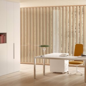 Puesto gerencial Fattore Alpha con tablero blanco y estructura brillante