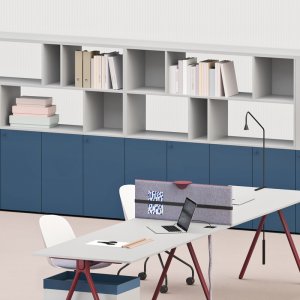 Librería Archiutti Lay sobre bancada con huecos abiertos y puertas batientes