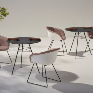 Silla de diseño Leaf de Arper con estructura de nervaduras de hoja en un lounge