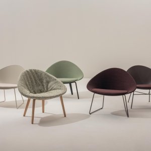 Sillón de visita Adell de Arper en una sala de espera