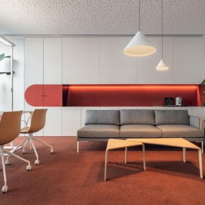 Sillas Aston alrededor de una mesa de comedor