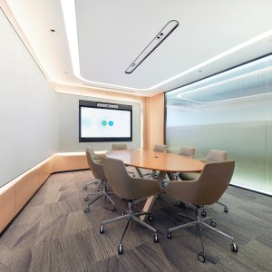 Butacas Aston en la cabecera de una mesa de reuniones