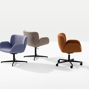 Silla de reunión Cari de Arper junto a la mesa