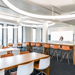 Sala de formación con sillas Catifa 53 alineadas