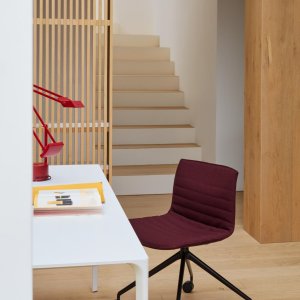 Sillas de diseño Catifa 53 alrededor de una mesa de reuniones